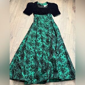 Vintage Taffeta silk Green and Black Floral A-Line Skirt Sz 29 bust
